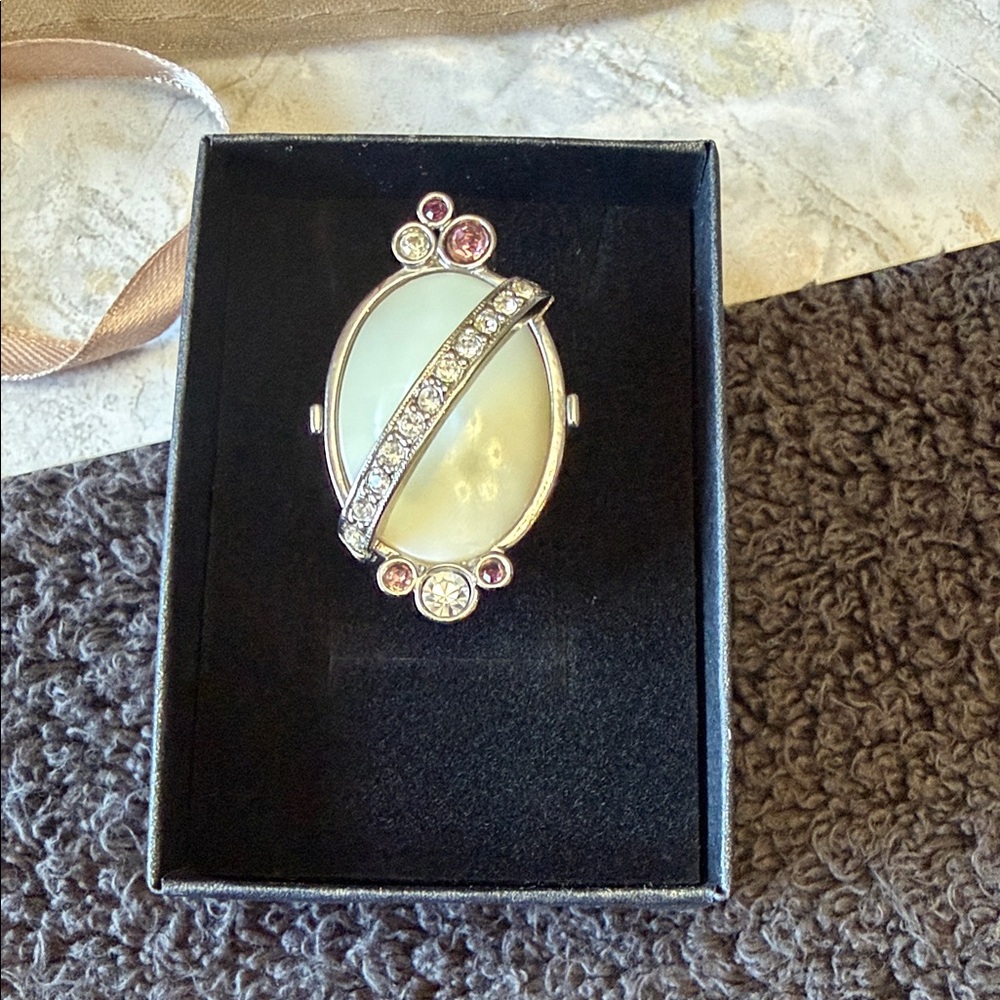 Elegant Silver and White Gemstone Ring
